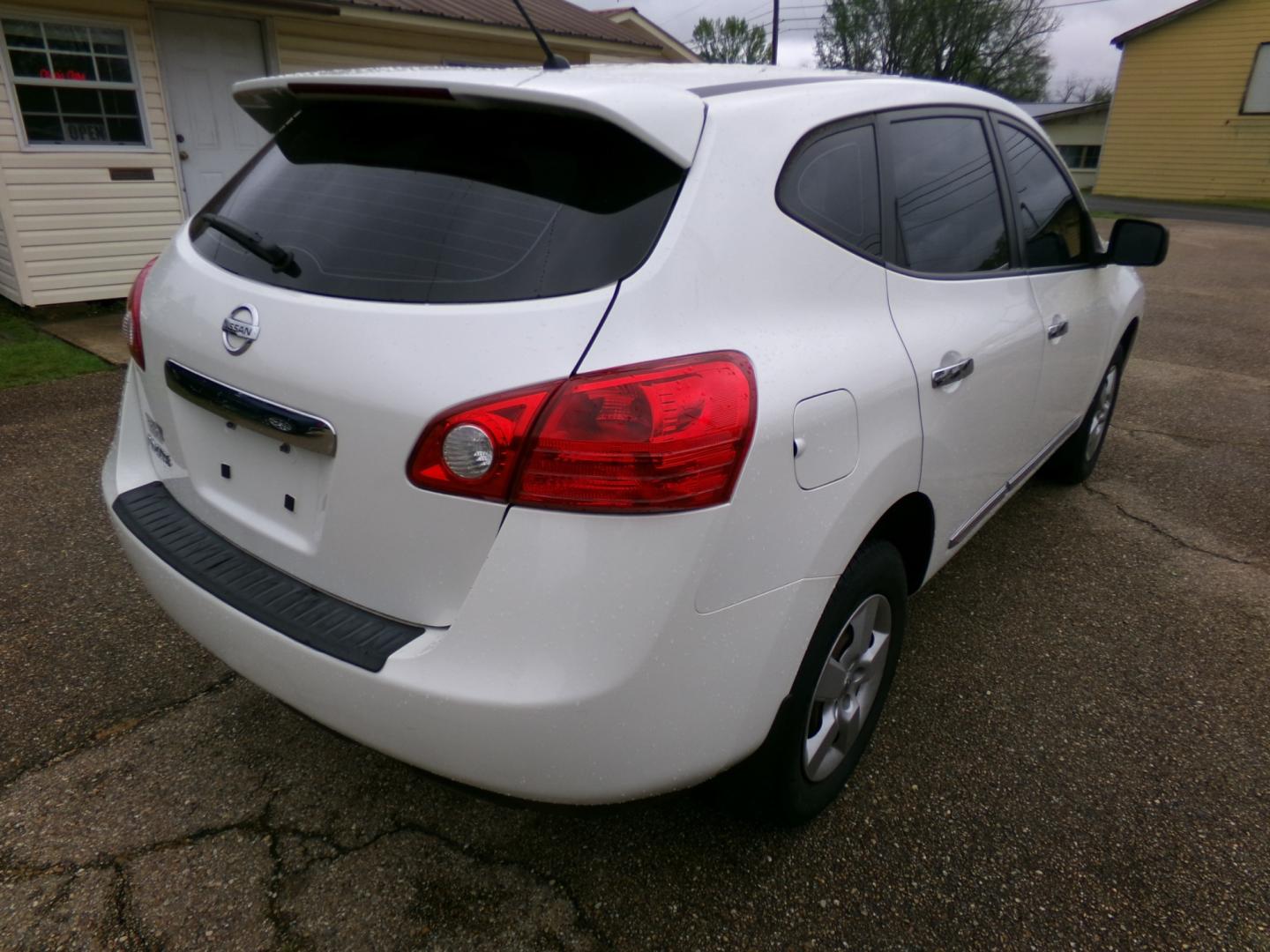 2011 Nissan Rogue S 2WD (JN8AS5MT2BW) with an 2.5L L4 DOHC 16V engine, CVT transmission, located at 401 First NE, Bearden, AR, 71720, (870) 687-3414, 33.726528, -92.611519 - Photo#18